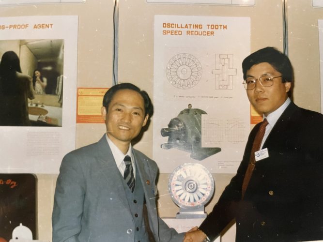 陈仕贤教授（左）所发明活齿减速器获1985年日内瓦国际发明金奖