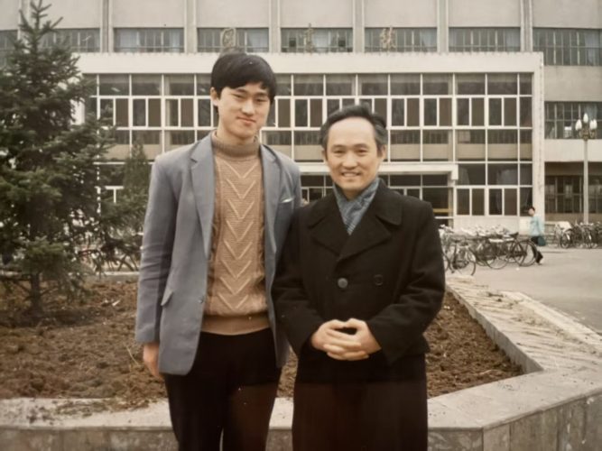 陈志同教授（左）与陈仕贤教授（右）在北航图书馆前合影